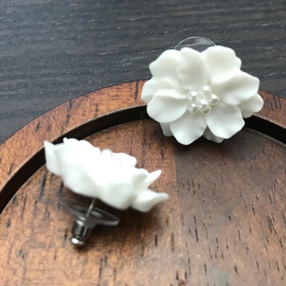 NEW!๐๐BIG BEAUTIFUL WHITE FLOWER ๐บEARRINGS!๐๐ - Picture 2 of 8